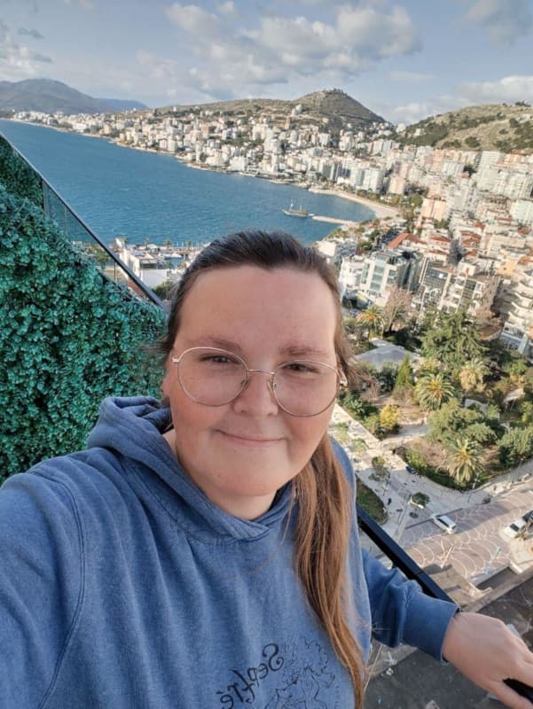 Imke auf Balkon mit Blick aufs Meer