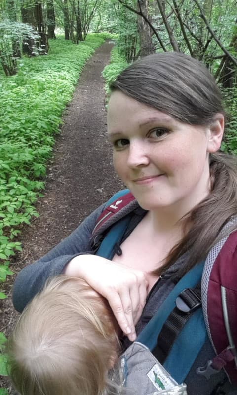 Imke mit Kind im Wald