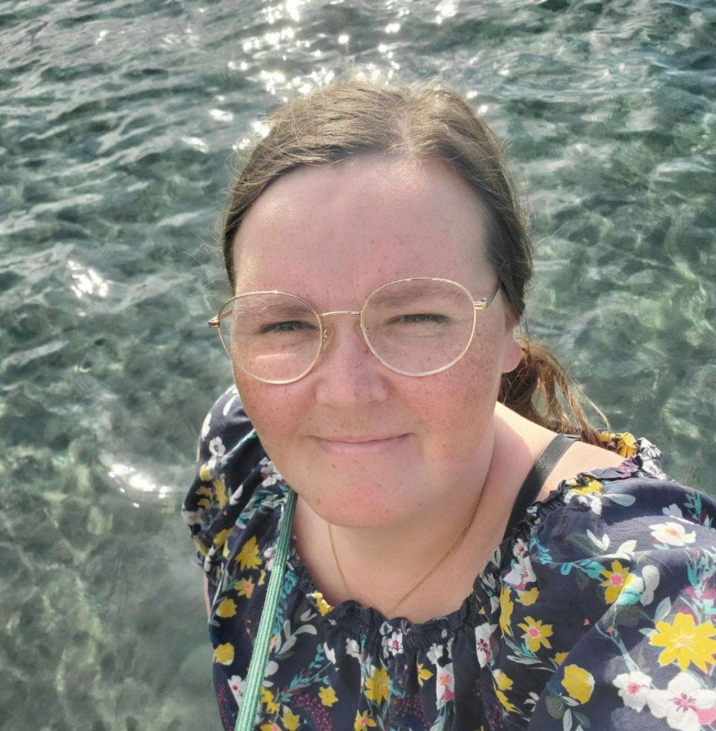 Porträtbild von Imke Schacht, Wasser im Hintergrund